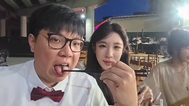 抗拒吃蟑螂后爆汁狂嚼