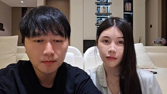 親密互動(dòng)親吻臉頰幸福洋溢