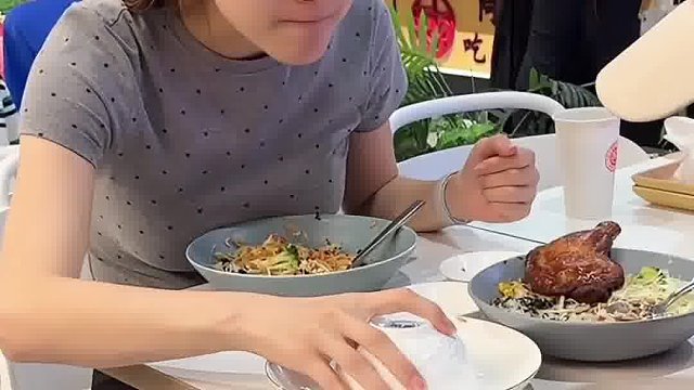 我的飯搭子總在我們吃飯的時候表演才藝