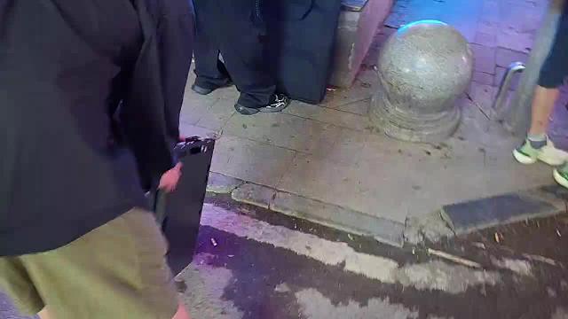 街頭自帶凳子歡樂擺攤
