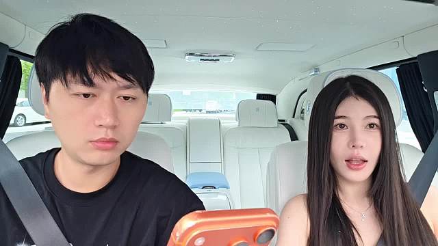 愛人離別流露不舍情緒