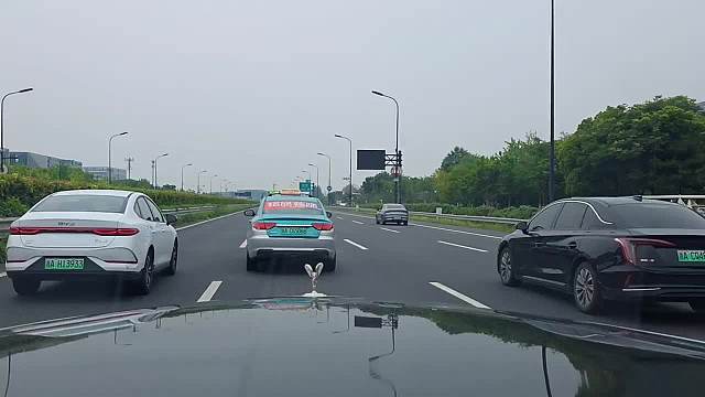 深情擁抱機場告別瞬間