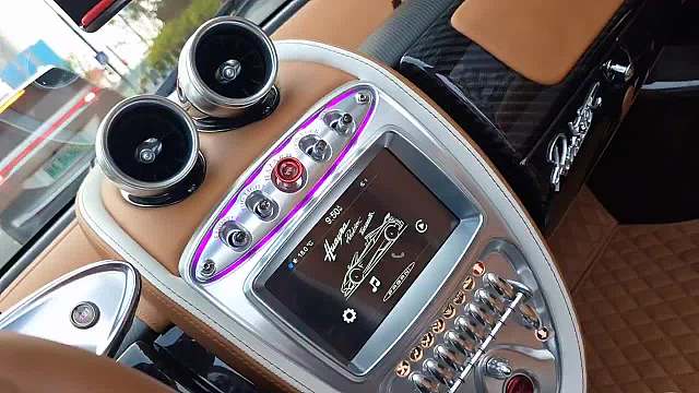 觀眾急切指揮看前方道路