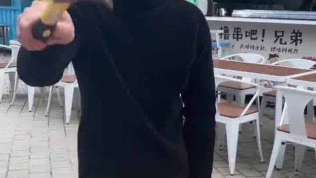 這種人才不送到工地做木工，可惜了
