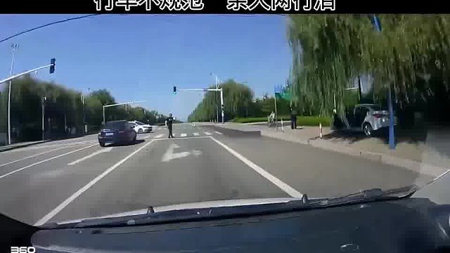 遇到科三路考，斑馬線前被攔停。網(wǎng)友：不把你攔下，你就撞上考試車(chē)了