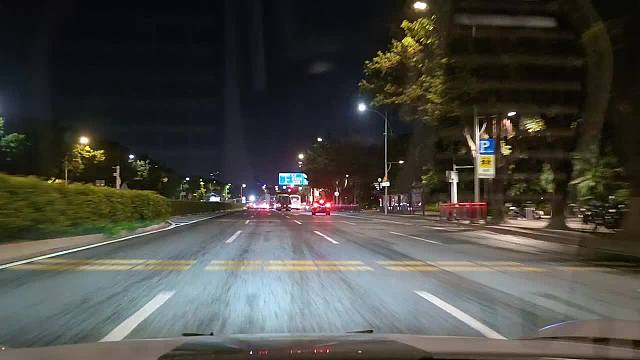 夜間駕車引擎聲如雷鳴