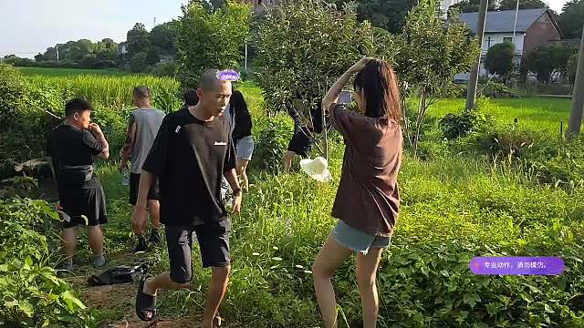 男子頭現(xiàn)彩色特效引眾人圍觀