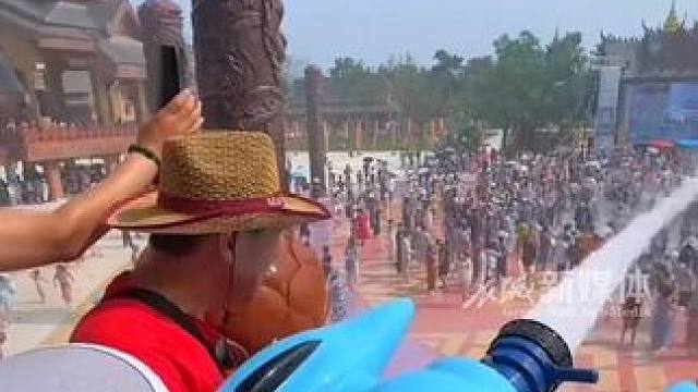 近日，#云南泼水节到底有多热闹 #没有人能拒绝云南泼水节的热情 。