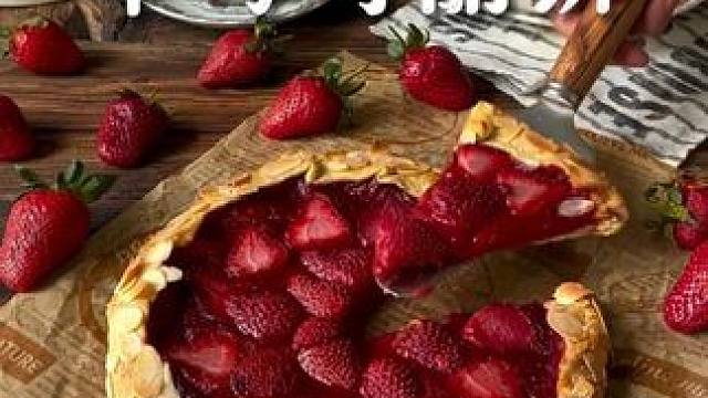「草莓可丽饼」Strawberry Galette. 面团：
• 50克黄油
• 100克面粉
• 