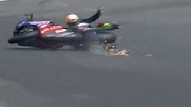 滑胎入彎失控 嚴(yán)重摔車瞬間…戰(zhàn)車瞬間報(bào)廢…可想而知這速度…論裝備的重要性…#機(jī)車 #壓彎 #專業(yè)動(dòng)作