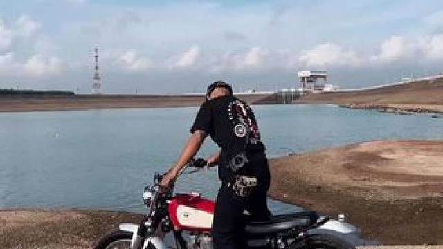 雅馬哈SR400，干凈 利落 輕便 
#復(fù)古機(jī)車 #雅馬哈摩托 #機(jī)車改裝 #機(jī)車 #摩托車