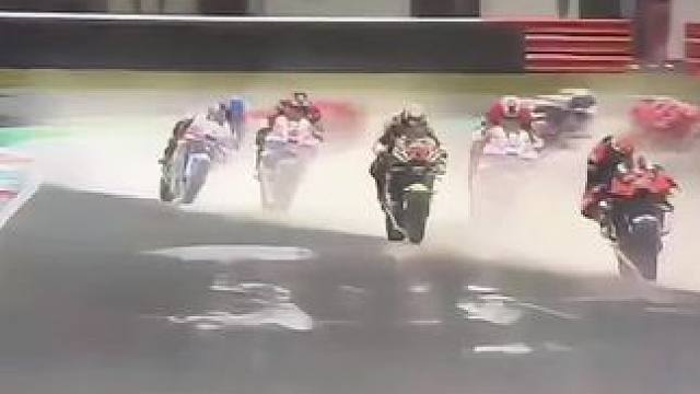 #motogp #摩托車比賽 #滑胎過彎 #封閉場(chǎng)地請(qǐng)勿模仿