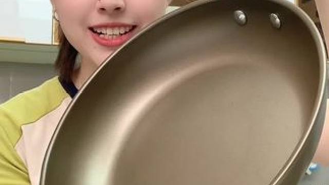這個(gè)不粘鍋太好用了 女孩子用著也特別舒服，一點(diǎn)都不粘，這個(gè)價(jià)格太合適了 喜歡的趕緊沖#無涂層不粘鍋 