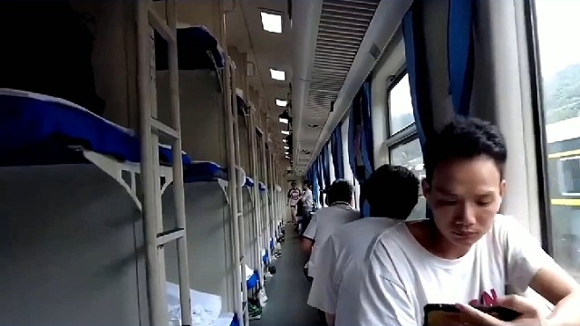 男子將臥鋪讓給妹妹，被列車員制止！