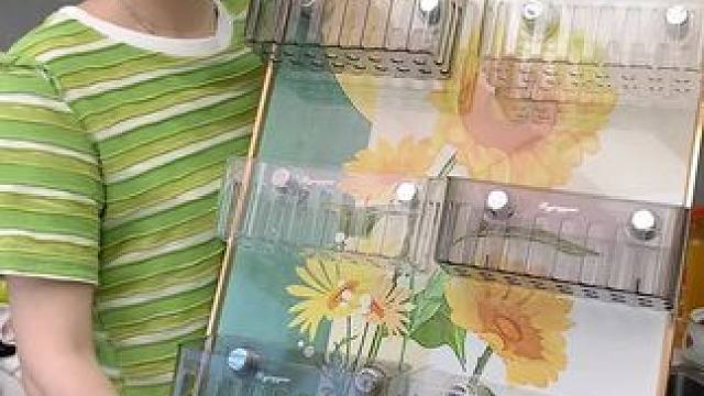 這個吸盤水槽內置物架框真的太實用了。它不僅可以放在水槽內收納一些洗碗工具還可以吸在臺面上收納一些姜蒜