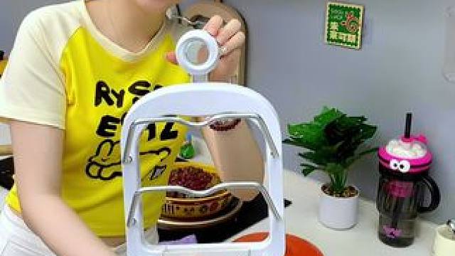 終于找到這款高顏值的奶油風(fēng)鍋蓋架，免打孔掛墻上不占空間，大小鍋蓋都可以放#廚房好物  #鍋蓋架  #