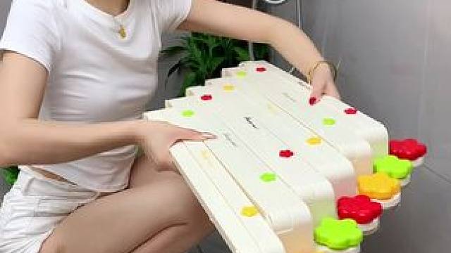 #拖鞋架  衛(wèi)生間的拖鞋一定要用這個(gè)吸盤花朵拖鞋架子掛起來，不僅節(jié)省空間，拿取也很方便，打掃衛(wèi)生也很
