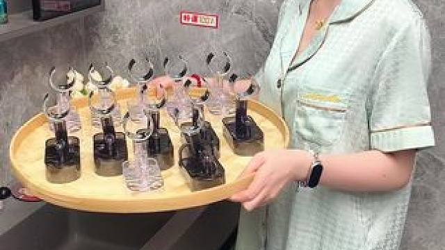 波紋吸盤吹風(fēng)機支架 吹風(fēng)機支架也出吸盤的了，可以左右旋轉(zhuǎn)，吹風(fēng)頭發(fā)就不用手舉著吹了，而且還可以隨意都