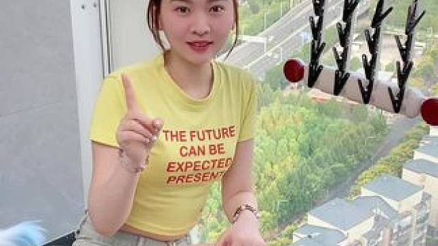 #吸盤折疊晾曬架  下邊有很多小夾子，家里的襪子、內(nèi)衣褲都可以掛上去曬，不用的時候收起來，不占地方又