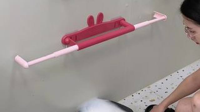 #可伸縮拖鞋架 ，涼鞋拖鞋用它收納不占空間，還是個#可伸縮毛巾架 ，衛(wèi)生間干凈整潔多了#免打孔 #實