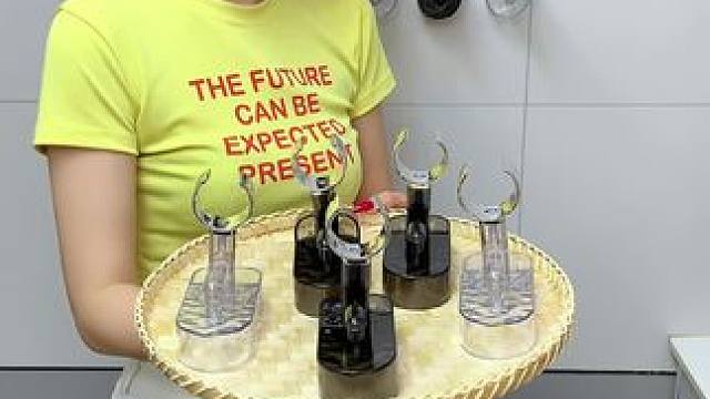 波紋吸盤吹風(fēng)機支架 吹風(fēng)機支架也出吸盤的了，可以左右旋轉(zhuǎn)，吹風(fēng)頭發(fā)就不用手舉著吹了，而且還可以隨意都