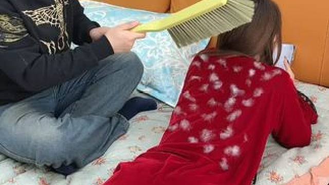 神奇的粘毛器!不僅能輕松清理頭發(fā)和貓貓狗狗掉落的毛發(fā)，水一沖就干凈能繼續(xù)用了 #粘毛神器  #養(yǎng)貓人