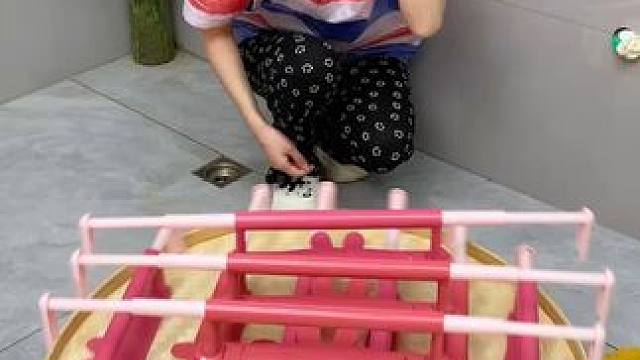 #可伸縮拖鞋架   涼鞋拖鞋用它收納不占空間，還能當個#可伸縮毛巾架  使用，衛(wèi)生間干凈整潔多了#免