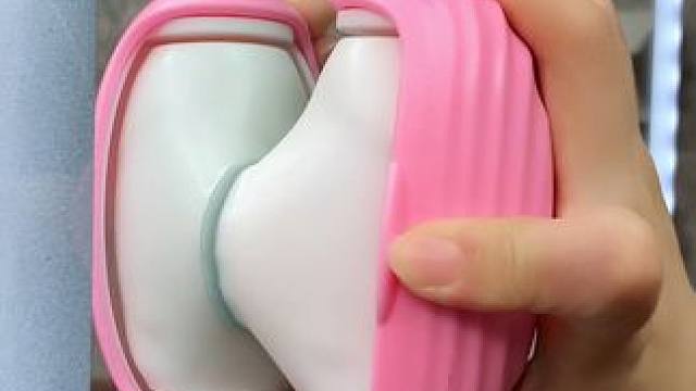 神奇的粘毛器!不僅能輕松清理頭發(fā)和貓貓狗狗掉落的毛發(fā)，水一沖就干凈能繼續(xù)用了 #粘毛神器  #養(yǎng)貓人