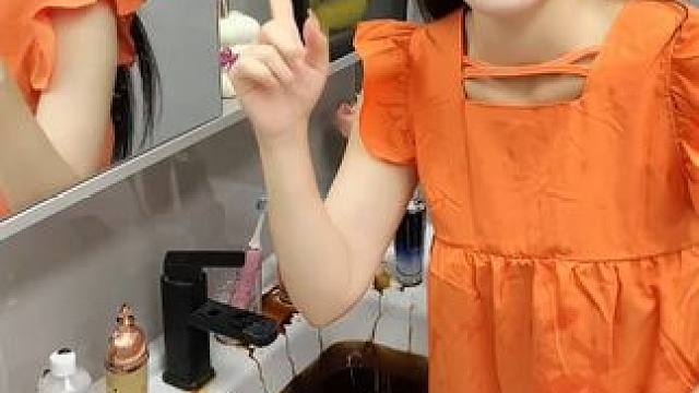 在衛(wèi)生間旁早點(diǎn)安排上#吸盤置物架  洗漱臺(tái)的瓶瓶罐罐都能整齊的收納起來(lái)，廚房的蔥姜蒜也能上墻收納，干
