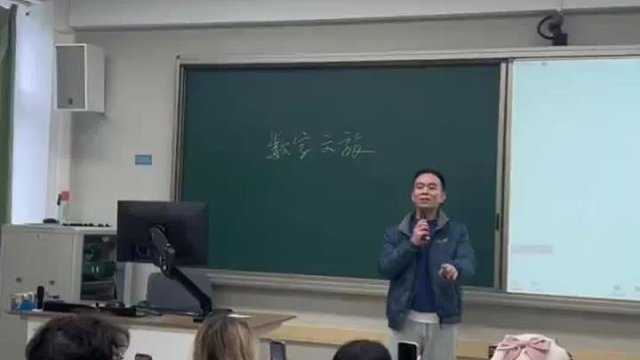 在座的大學(xué)生們你們急了嗎？