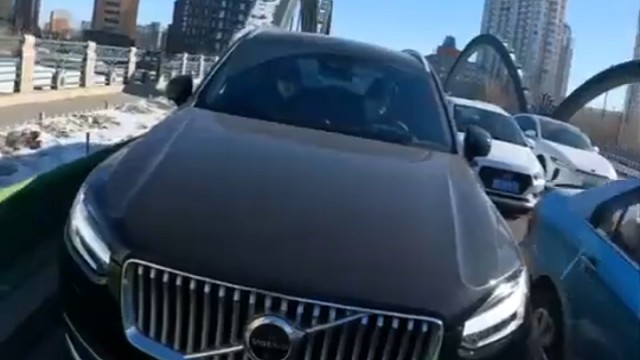 哈哈哈，他沒(méi)想到騎單車(chē)小孩有行車(chē)記錄儀，心虛了開(kāi)始搶了