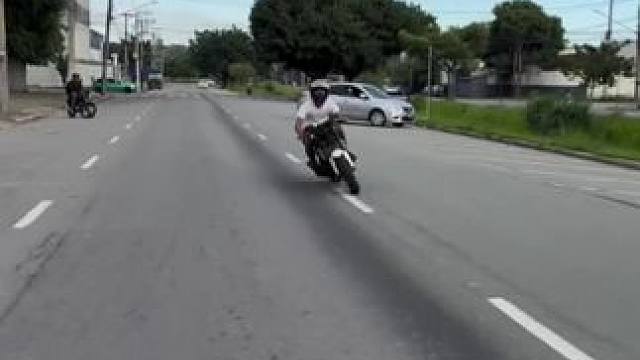 這哥們是個狠角色 車頭都這樣了還玩 #摩托車 #翹頭