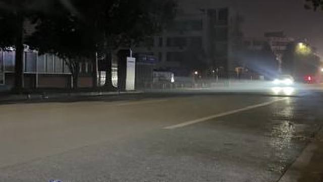 心情煩悶的時(shí)候 就出來(lái)走走，抽根煙，吃個(gè)夜宵，就都好了。#深夜 #中年男人