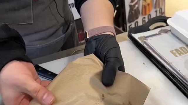 我：可以幫我切六塊嘛？小哥：沒問題結果。。。