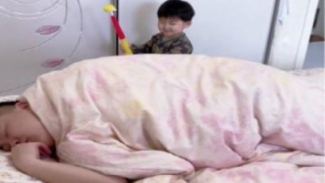 叫睡懶覺的爸爸起床輕輕吹醒沉睡的心靈