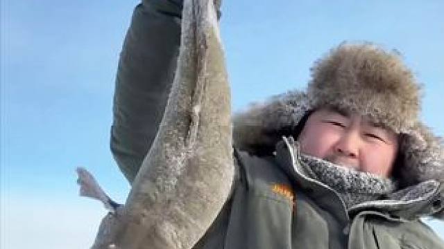 雅庫特人不是什么魚都是生吃的，還會熬一鍋濃濃的魚湯 #生魚片 #熬湯