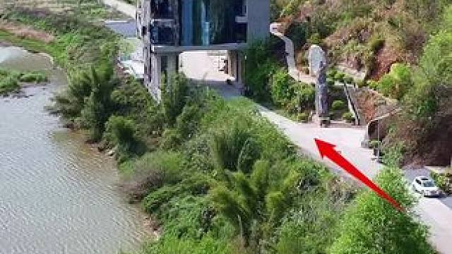 廣東一戶人家，為了方便村民少繞道出行，情愿少建一層樓的房間，讓車輛從自家房子穿過，每一輛都會(huì)緩慢通行