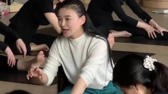 【瀞課堂】
瑜伽生活，平淡的每一天，都是厚積薄發(fā)。這世間所有的美1%靠別人敲醒 99%靠自己覺(jué)醒。#
