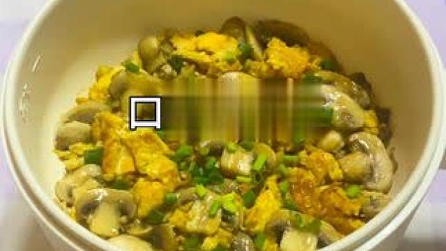 你敢相信？3元居然也可以做出如此美味的一頓飯！#口蘑炒蛋 #一人食記 #懶人美食 #省錢(qián)小能手