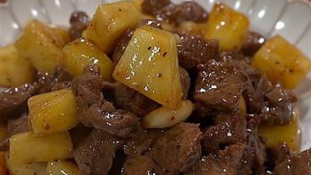 黑椒菠蘿牛肉 春天要多給孩子吃些牛肉，把它和菠蘿放一起炒一炒，鮮嫩多汁的牛肉，結(jié)合著菠蘿的酸甜，一口