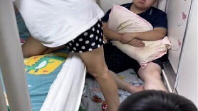 自從有了倆娃，爸爸的地位直線下降