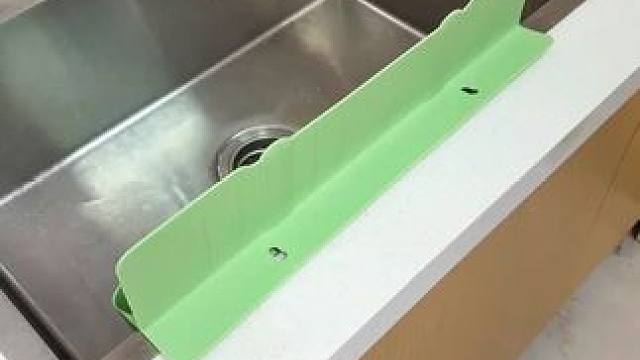二合一水槽擋多功能水槽擋水板 二合一水槽擋多功能水槽擋水板，臺(tái)面防濺水家用擋水條，廚房瀝水擋水二合一