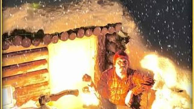 屋外大雪紛飛的時(shí)候，男人卻在溫暖的庇護(hù)所內(nèi)吃著烤肉拌飯！?#野外生存 #野外建造 #露營 #荒野建造