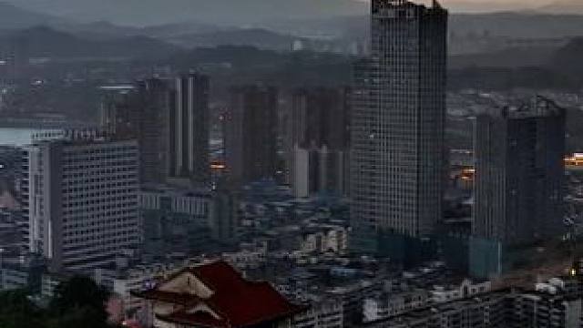 搞得天昏地暗的， 這是白蛇要出洞了嗎？#天氣變化 #城市的上空