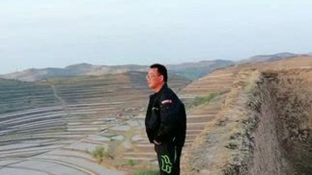 越過(guò)人跡罕至的荒蕪山坡，感受風(fēng)一樣任性。聆聽靜謐大地的竊竊私語(yǔ)，披一身夕陽(yáng)余暉。#吹吹風(fēng)散散心 #騎