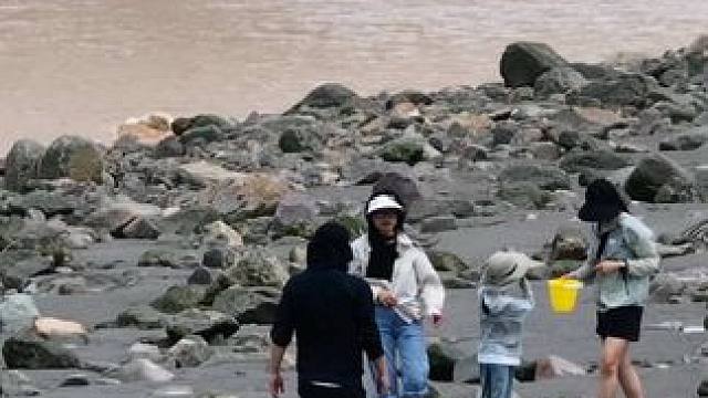 錢塘江大潮自古以來被稱為天下奇觀，每年都吸引大量游客前來觀賞，呼吁一下，千萬別下到塘下一些危險區(qū)域游