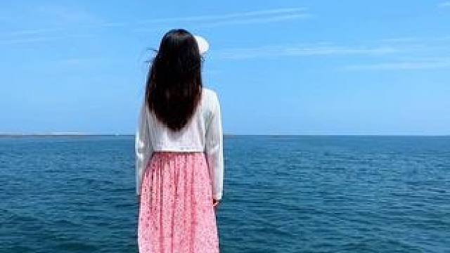 海邊游玩這樣拍太美了吧，趕緊約上閨蜜拍起來！#手機攝影 #帶你一起去看海 #去看海 #大海