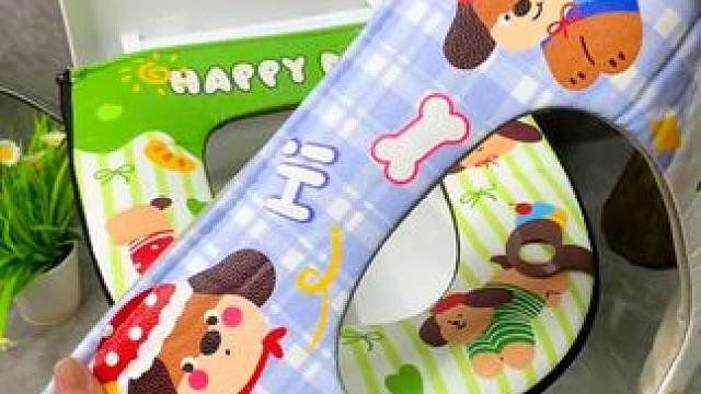 不喜歡做家務(wù)的就趕緊給家里人安排上這個(gè)馬桶坐墊，臟了一擦就干凈了，還是全包拉鏈坐上不會(huì)亂竄，自帶香薰