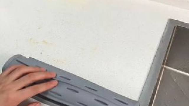 多功能瀝水墊 這個(gè)可折疊的#瀝水墊  太香了，洗好的碗筷，蔬果都可以放上面，還帶斜坡瀝水更快了#廚房