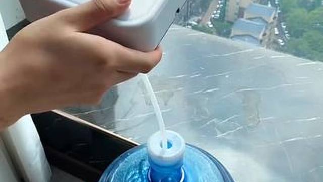 托盤(pán)抽水器 自帶托盤(pán)抽水器再也不用手一直在那舉著了，榮事達(dá)大品牌價(jià)格也不貴#小家電  #電動(dòng)抽水器 